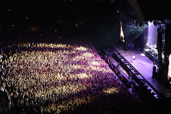 lots-of-fans-at-a-concert-670x447 lots-of-fans-at-a-concert-670x447
